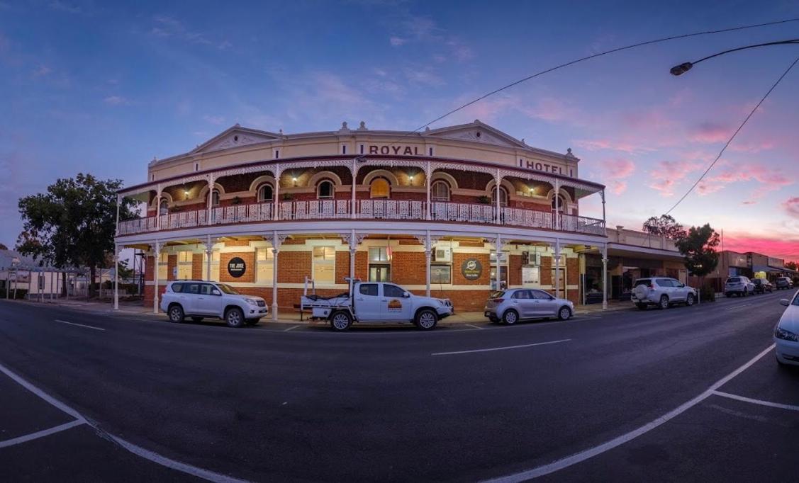 Royal Hotel Sea Lake Exterior photo